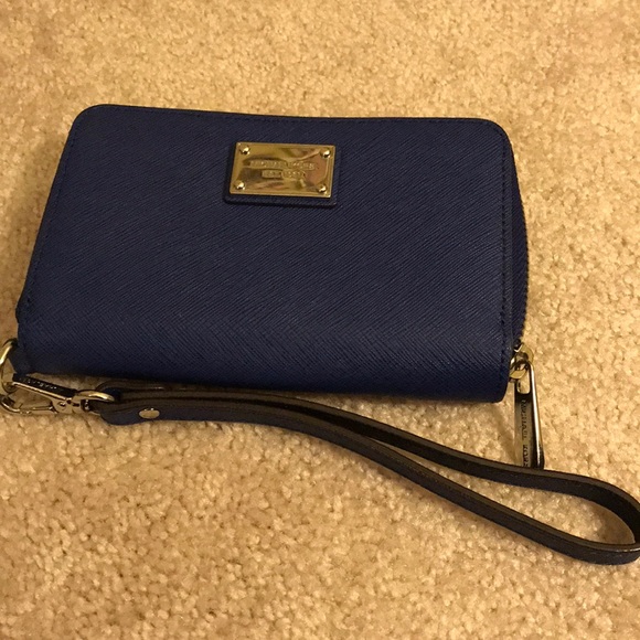 Michael Kors Handbags - Michael Kors phone wallet